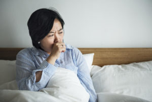kobieta z astmą budzi się w nocy z powodu bezdechu sennego