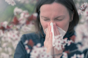 kobieta cierpiąca na alergię wiosenną