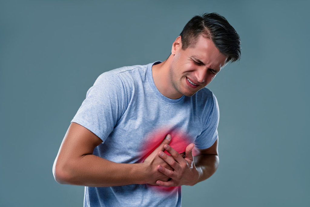 mężczyzna cierpiący na zapalenie mięśnia sercowego chwyta się za serce