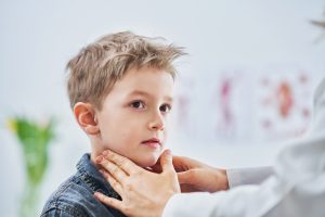 Jak powiększony trzeci migdał wpływa na rozwój mowy u dziecka?